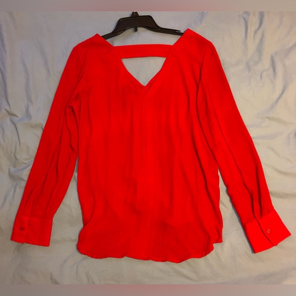 A.N.A A New Approach red blouse v-neck Front and back with cut out size L EUC - Picture 5 of 8